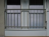 Französischer Balkon aus Edelstahl mit Staketten über zwei Fenster