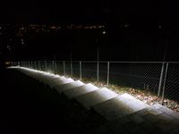 Langer LED Handlauf im öffentlichen Bereich zur ausleuchtung eines Weges