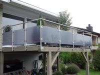 Grosser Balkon mit Geländer mit Glasfüllung stirnseitig montiert